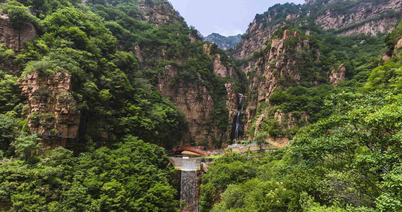 瀑布飞流挂山间